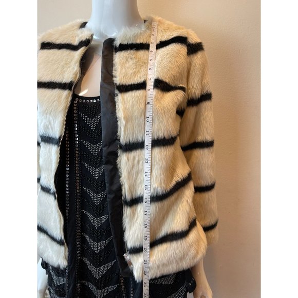 NWT Gap Kids Striped Faux Fur Coat Full Zip Up Long Sleeve Ivory Black SZ Medium - Picture 4 of 8